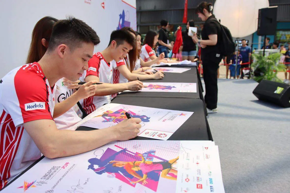 我国球员为大约100名球迷签名。（新加坡羽毛球总会提供）