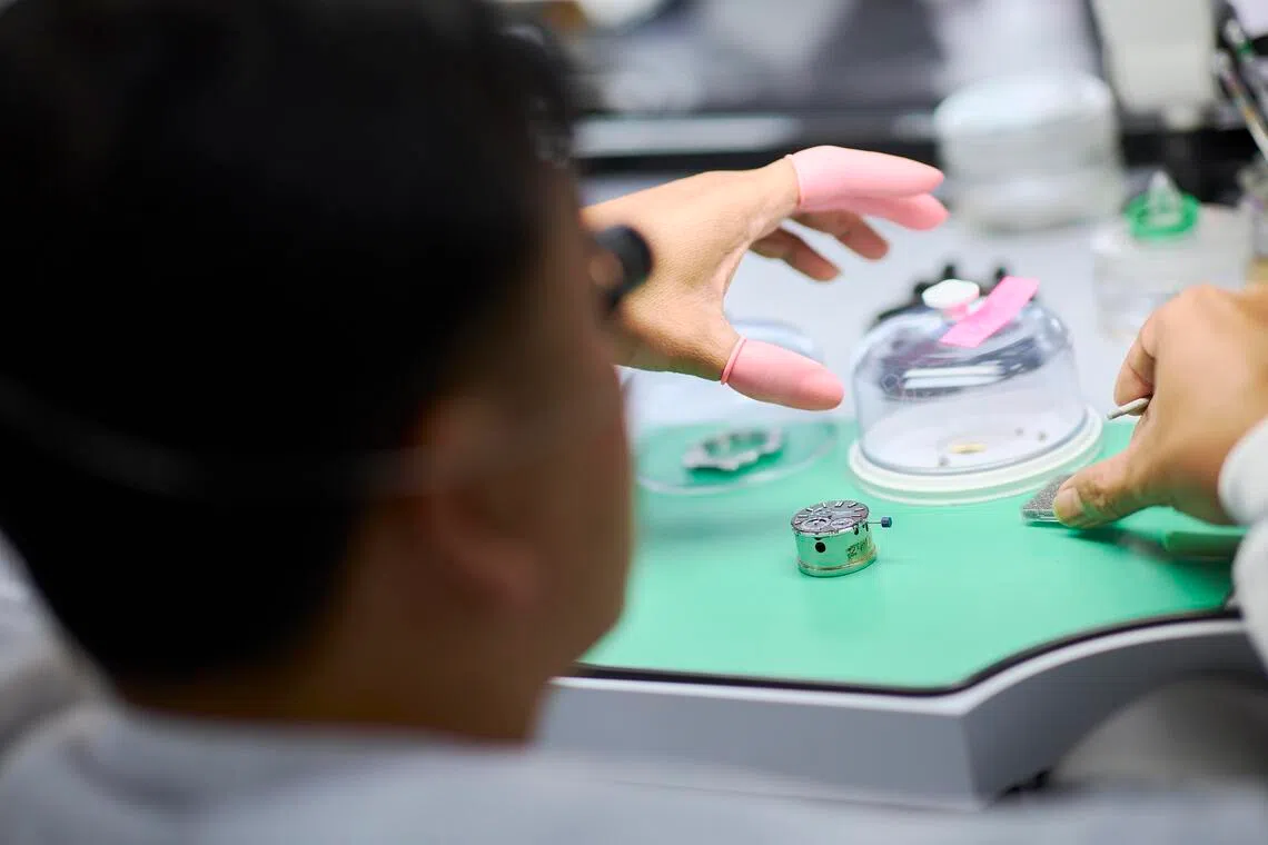 服务中心制表师经品牌严格训练与认证，须符合日内瓦总部技术标准，才能触碰百达翡丽腕表机芯。（百达翡丽提供）