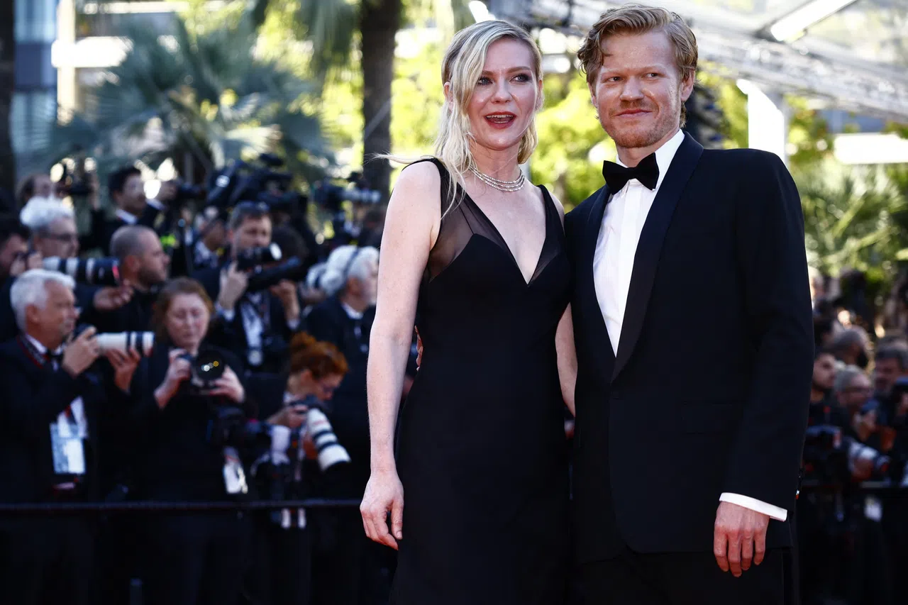 杰西普莱蒙（右）凭《善良的种类》夺得这届康城影展影帝，他太太基尔斯滕邓斯13年前以《忧郁症》拿下康城影后，两人成为好莱坞罕见的“康城影帝后”夫妻档。（路透社）