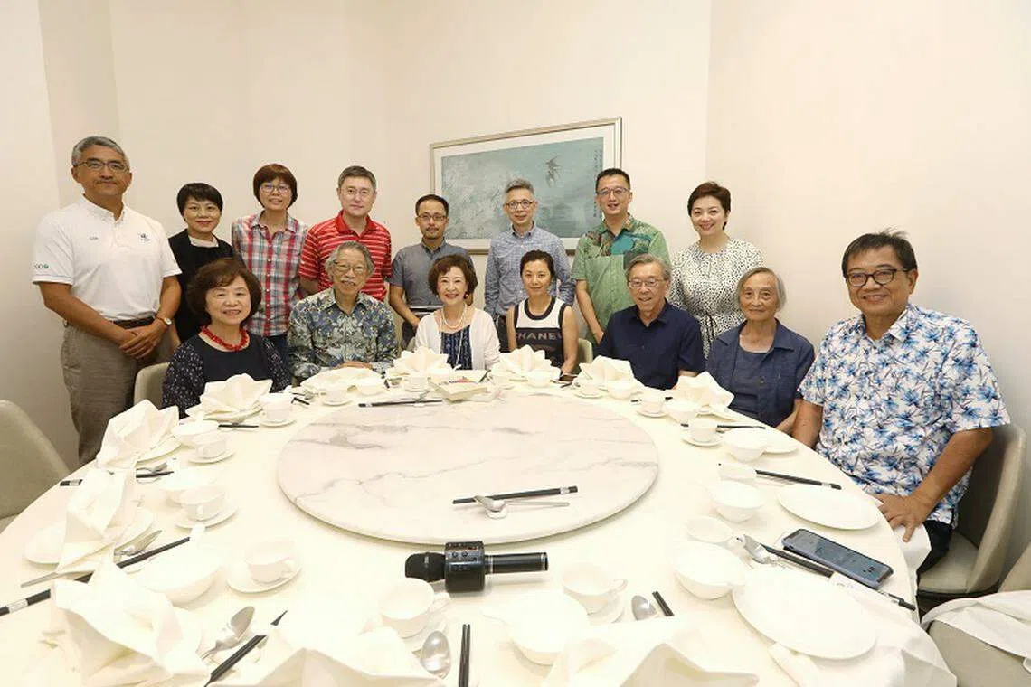 当年的辩论赛台前幕后成员与新加坡媒体人与朋友在新加坡聚首话当年。前排左起：朱亮亮、郭振羽教授与夫人罗伊菲、姜丰、许廷芳律师、张霭珠老师、林任君。后排左起：季翔、何小兰、李慧玲、严嘉、张谦、蒋昌建、陈术、王嬿青。（王嬿青提供）