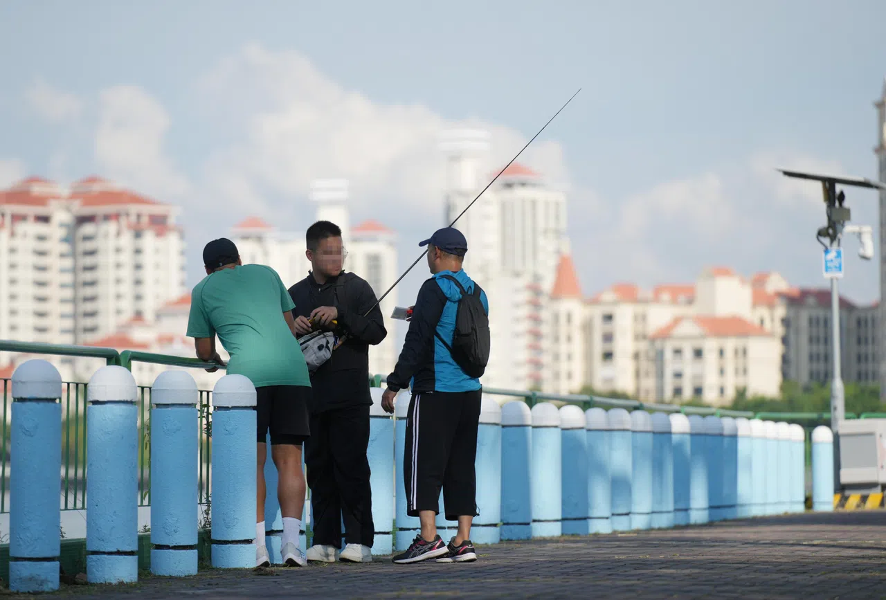 《联合早报》记者日前到滨海蓄水池采访，发现有不少人在政府规定的捕鱼区外钓鱼，违例者的年龄偏小。（谢智扬摄）