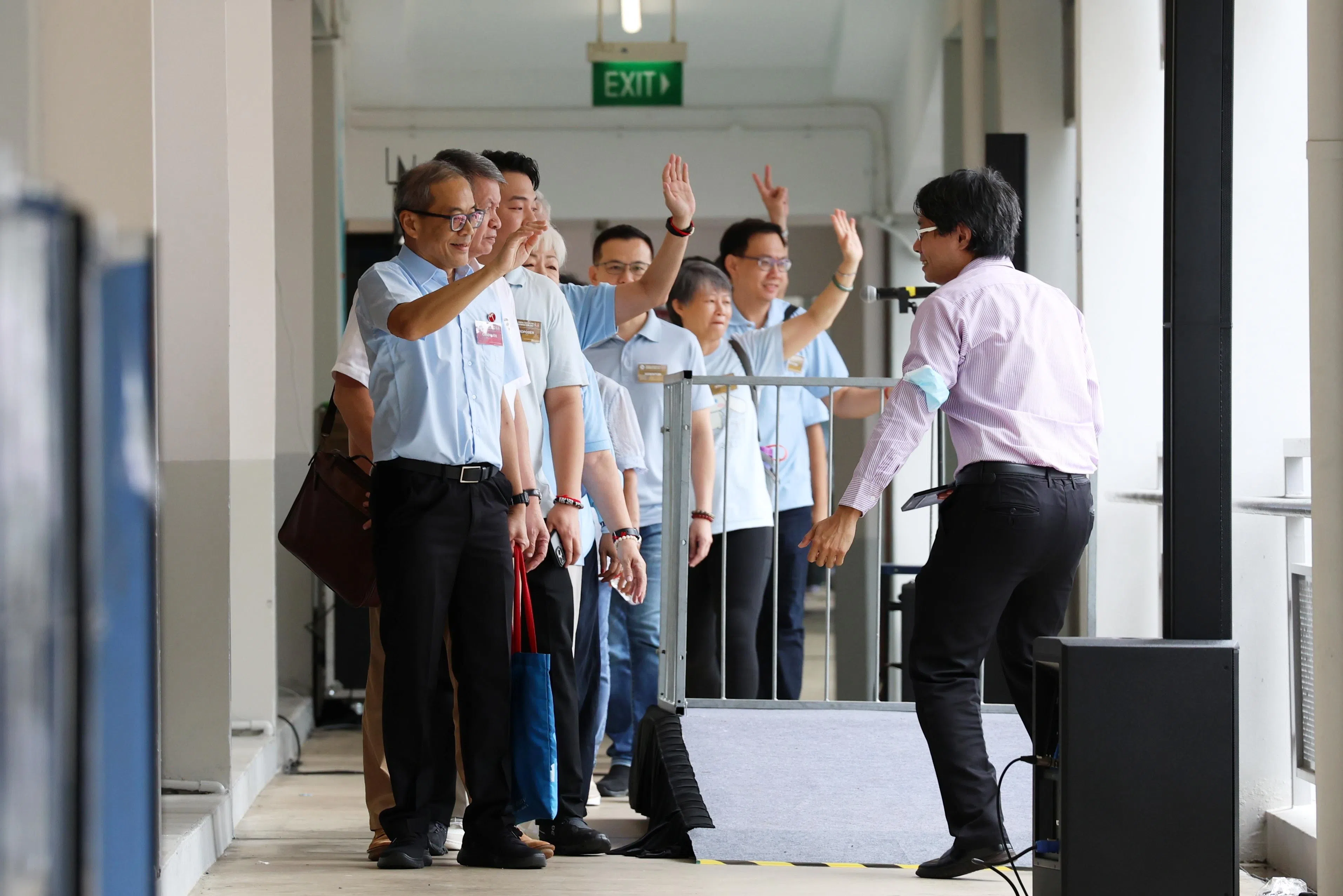陈立峰（前者）将再度出征后港单选区，为工人党守住这个深蓝堡垒。（何家俊摄）