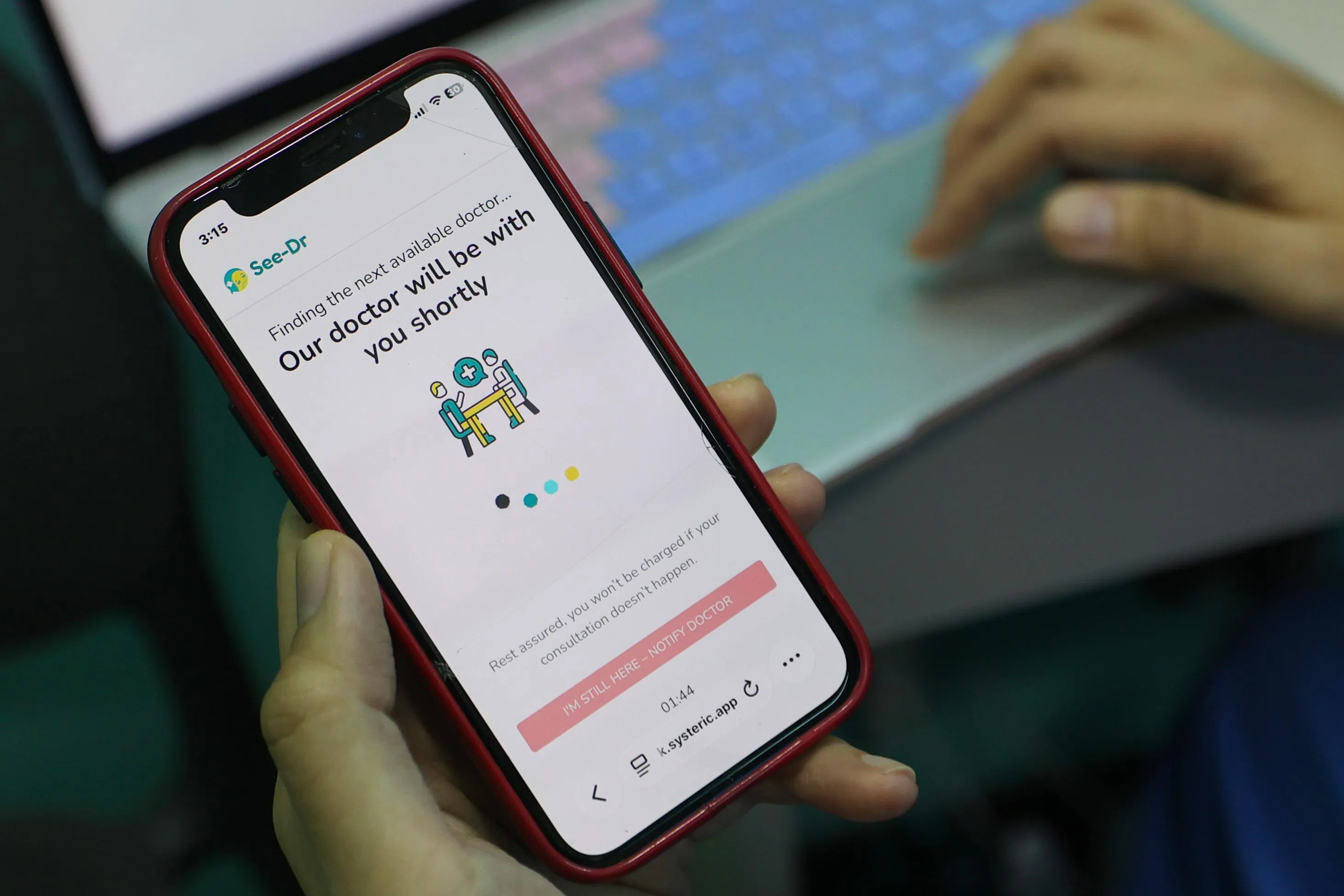 根据卫生部规定，远程看诊的病患须出示附有照片的身份证明，或通过服务提供者网站或应用上的Singpass链接进行身份验证。（林明顺摄）