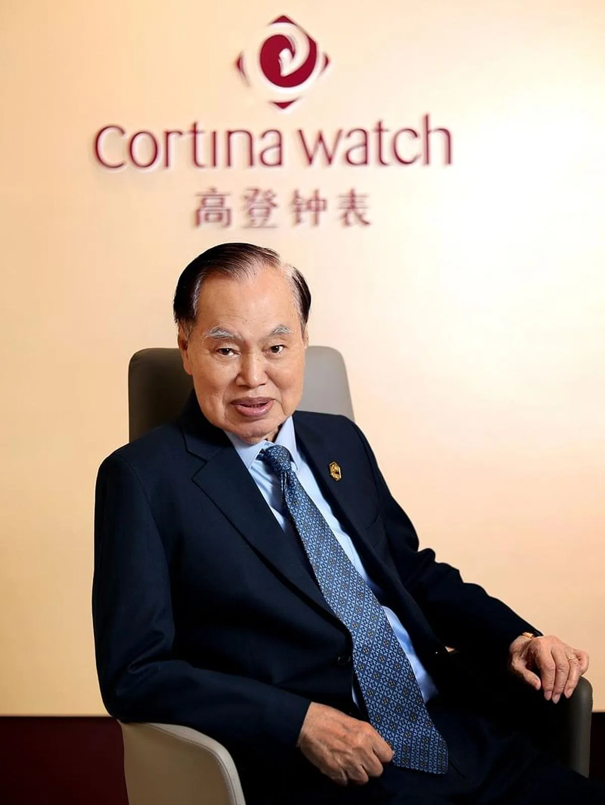 林廷万在50年前创办了高登钟表。（图/龙国雄摄）