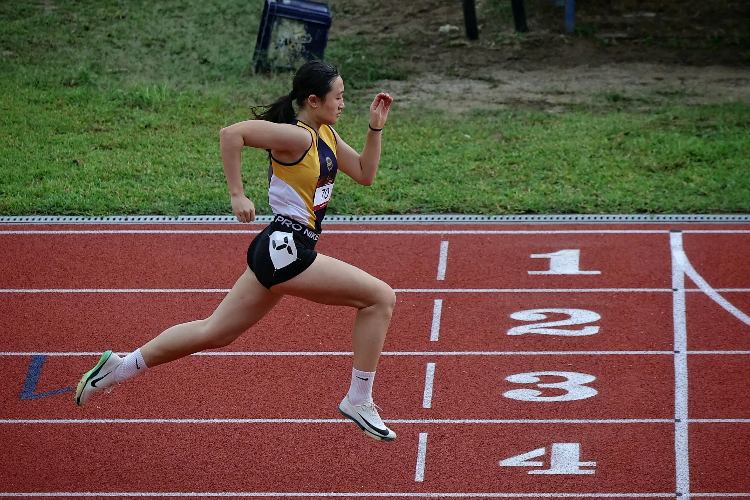 美以美女校的王乐雅在U16百米短跑项目中实力出众，以绝对优势率先冲线，比第二名快了0.64秒。她过去大多代表俱乐部参加校外比赛，这回终于能为学校奔跑赢牌，让她非常开心。（海峡时报）