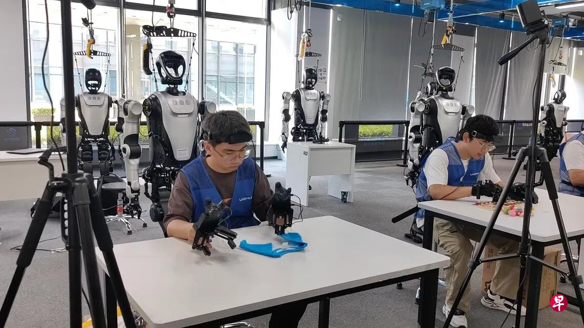 中国多地兴建机器人学校 教机器人叠衣服做饭