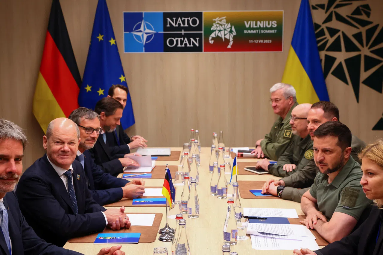 7月12日，德国总理朔尔茨（左二）在立陶宛与乌克兰总统泽连斯基（右二）会晤。（路透社）