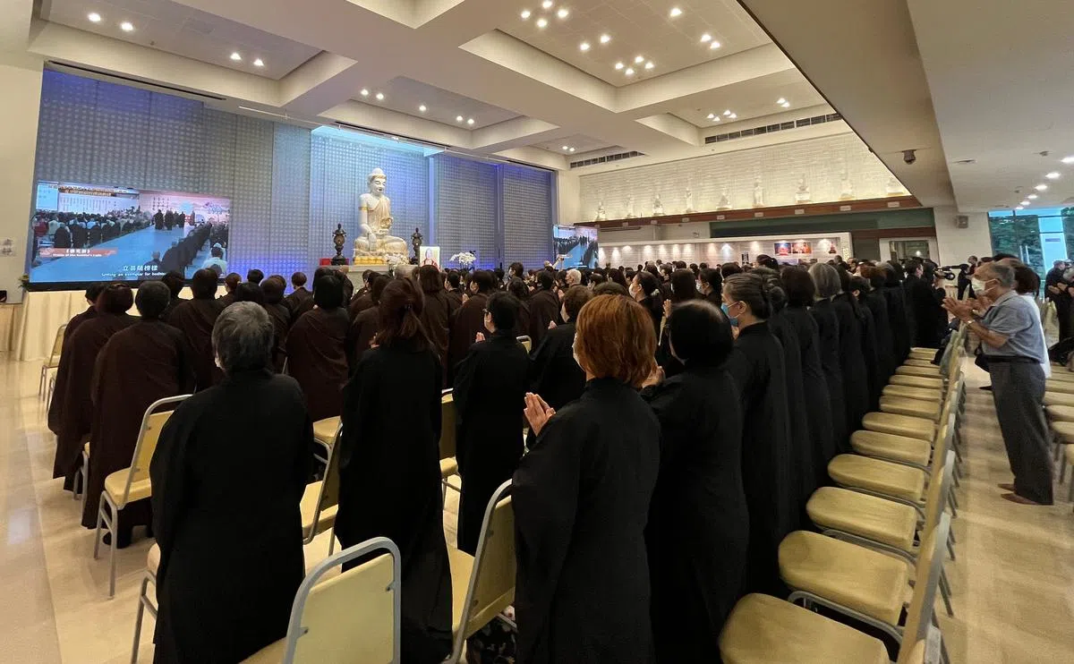 约500人星期一早上到榜鹅佛光山远程送别星云大师。（刘慧祺摄）