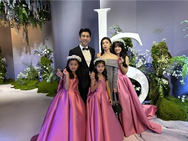 修杰楷和贾静雯夫妇的三个女儿担任婚礼的花童。（互联网）