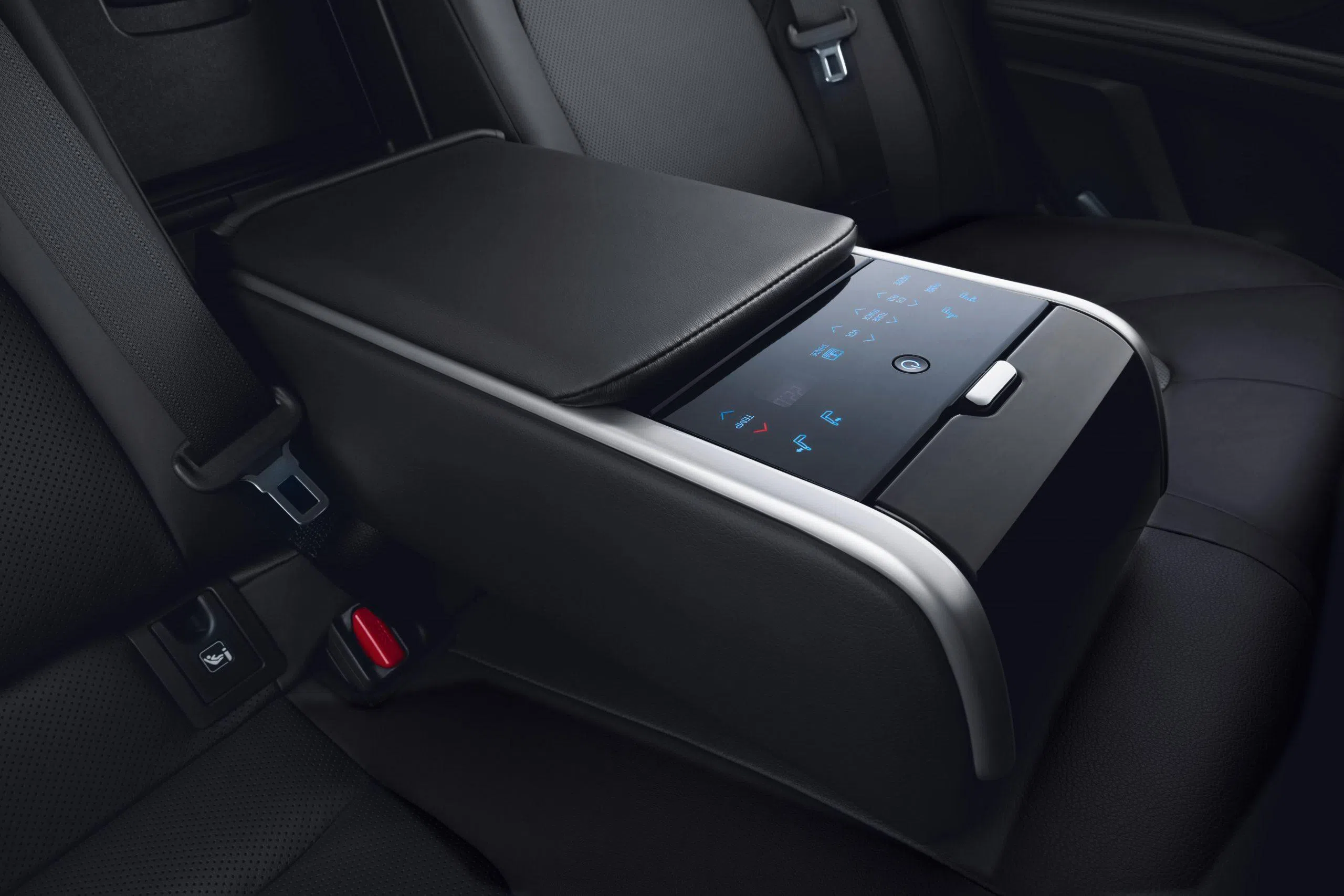 后座中央扶手安装数码控制面板，方便乘客调控。（车商提供）