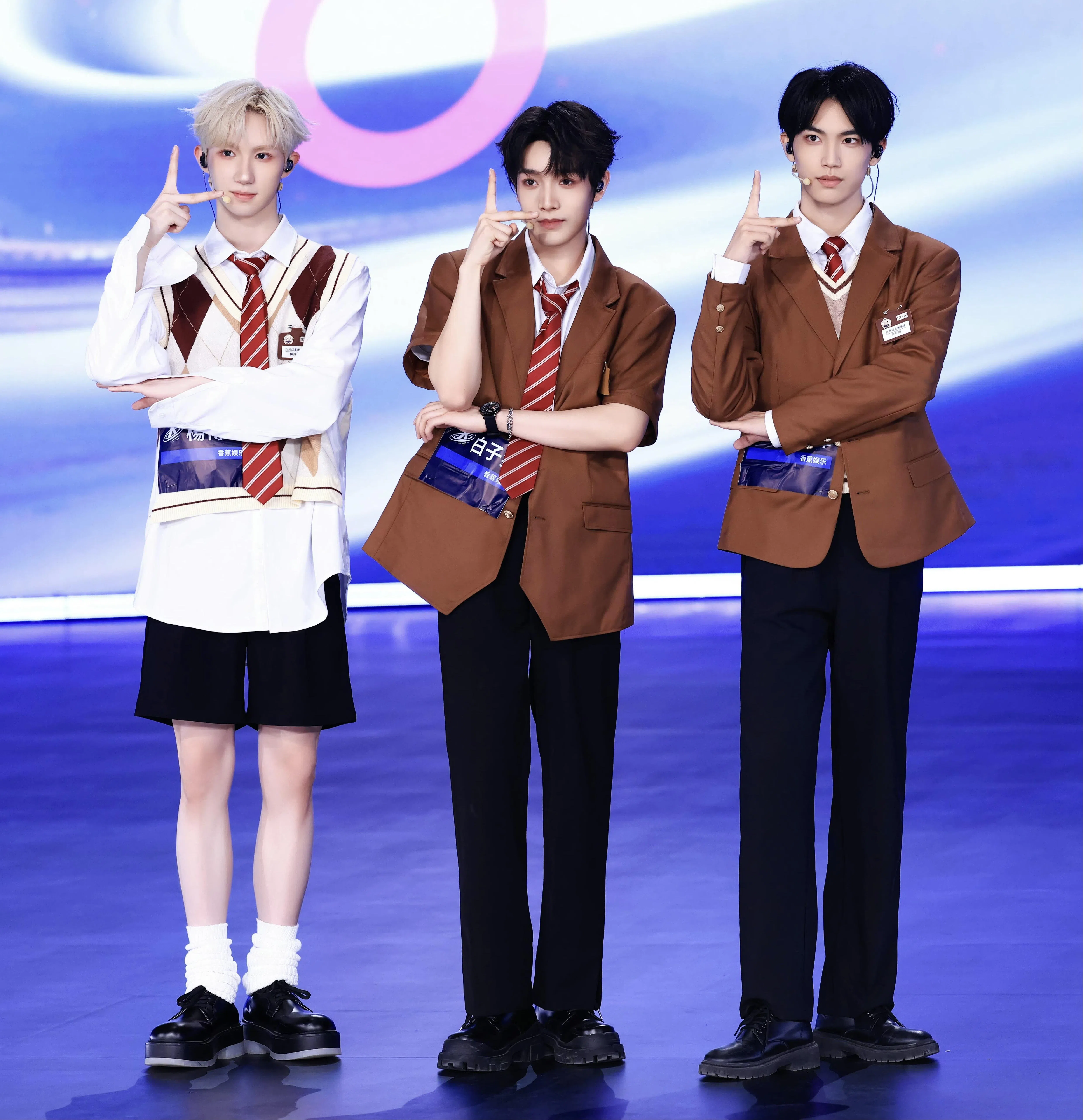 三人组合Trainee18出场扮小小兵团（Minions）唱“Banana”。（互联网）