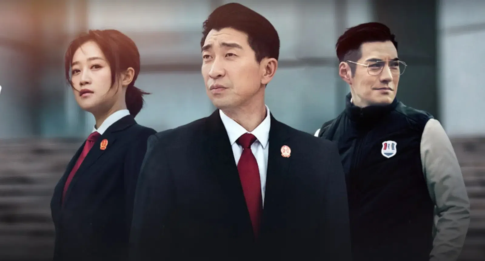 蓝盈莹（左）和王千源（中）在《宣判》里代表正方，与反派严屹宽周旋。（互联网）