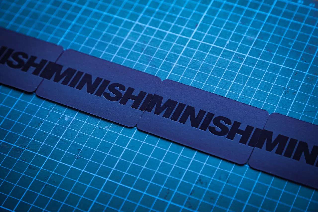 Logo小巧思，将Minishi不断拼接起来，形成完美循环。（张恺恩摄）