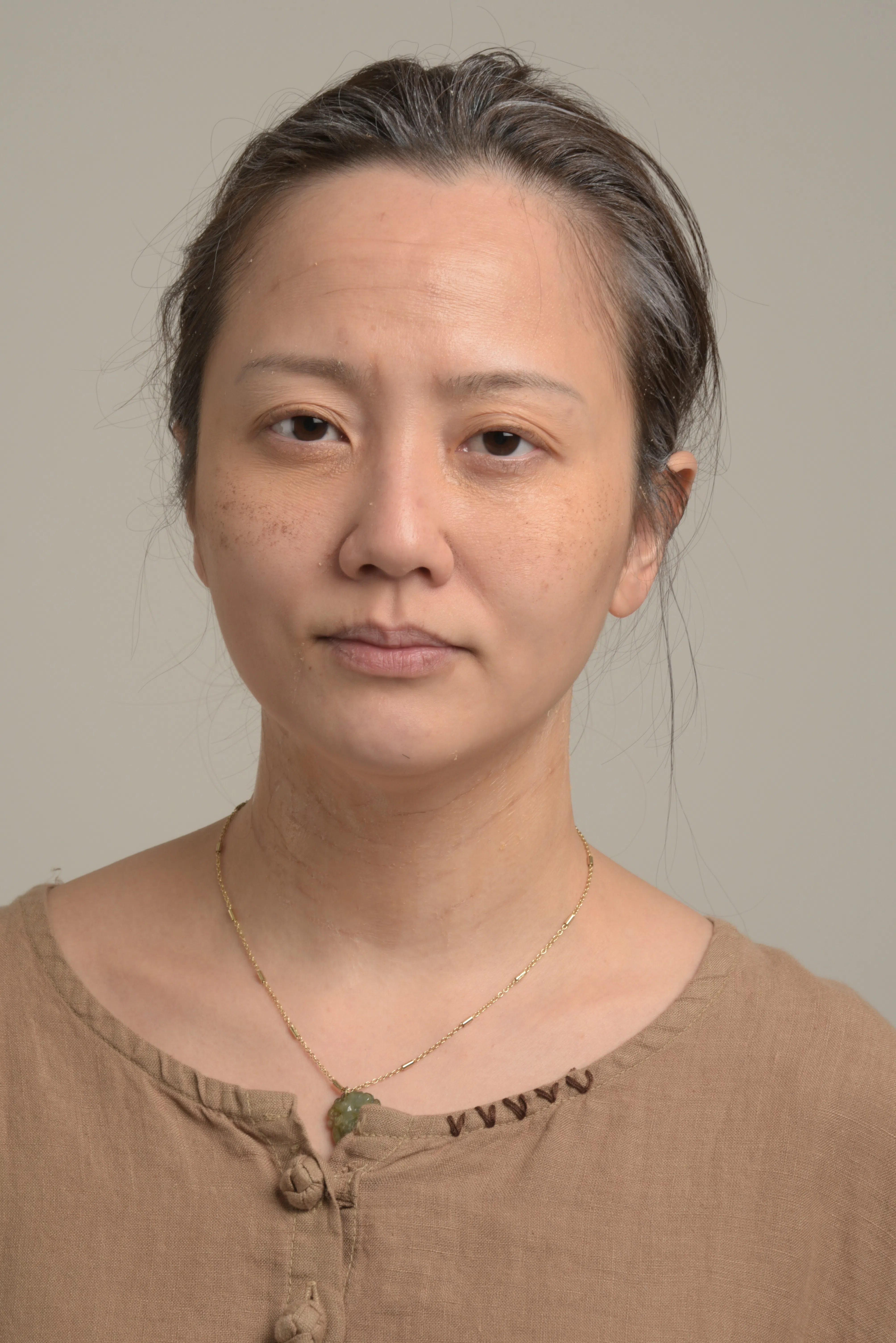 美心为母亲角色化老妆。（新传媒提供）