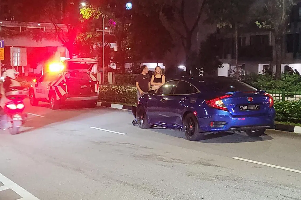 涉事轿车停在路边，骑士被送院抢救，但返魂乏术。（受访者提供）