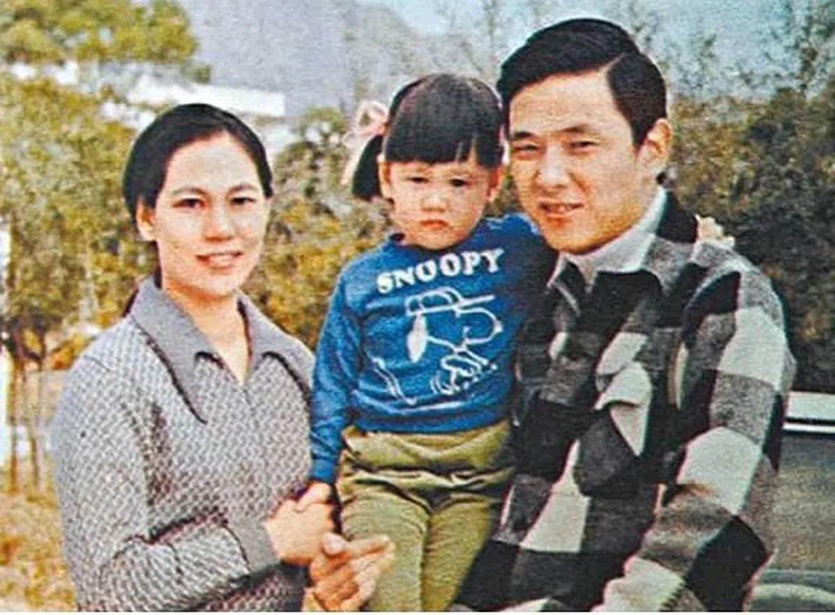 林翠（左）和王羽与大女儿王馨平合照。（互联网）