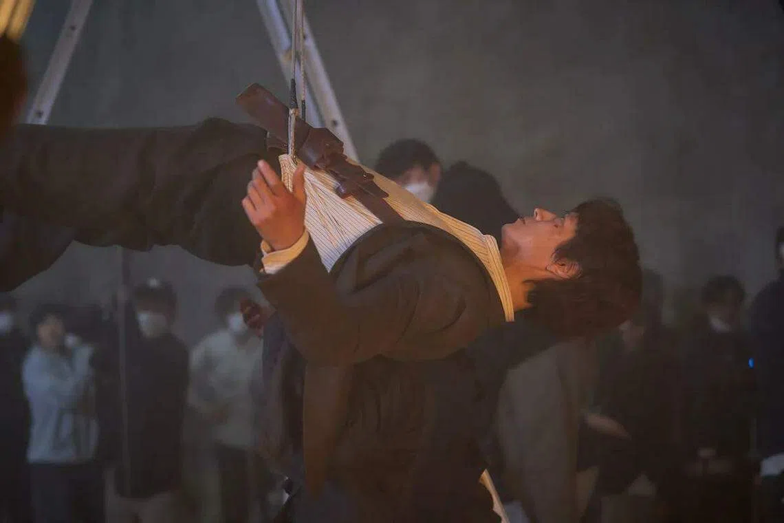 姜栋元在《附身》中有吊钢丝的动作戏。（取自CJ ENM Movie IG）