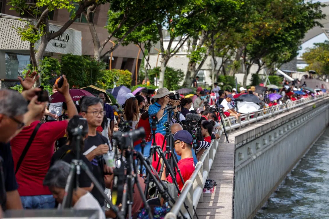 大雨来临前，大批摄影爱好者来到滨海湾占位准备捕捉精彩的画面。（叶振忠摄）