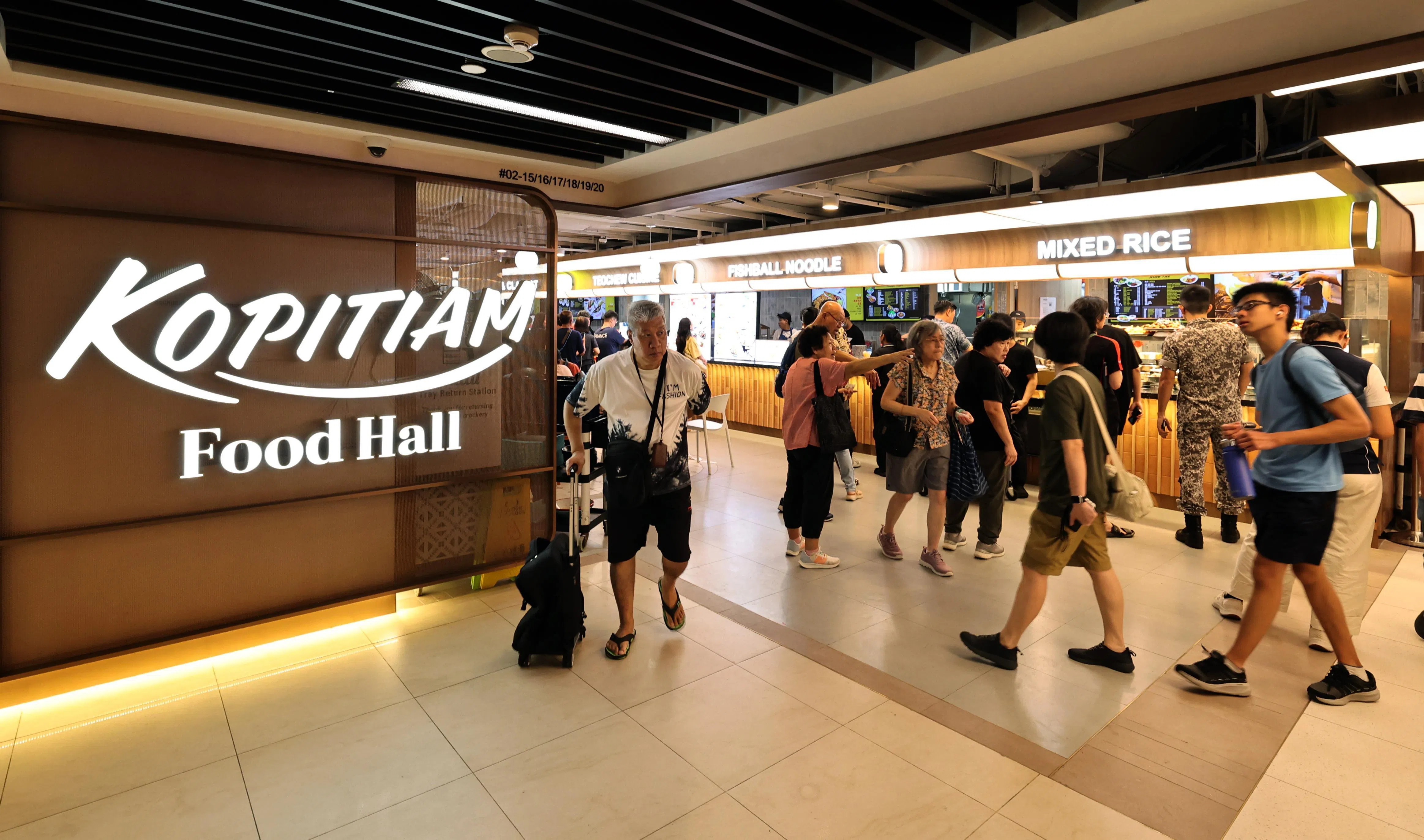 平价基金会和Kopitiam联手，在全岛70家Kopitiam食阁再度推出“5角热咖啡和茶”特惠活动。（周国威摄）