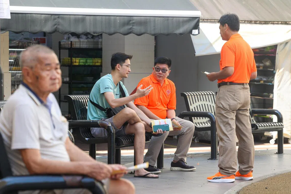 国民团结党秘书长冯展良（右二）星期天走访淡滨尼集选区，与居民交谈。（吴先邦摄）