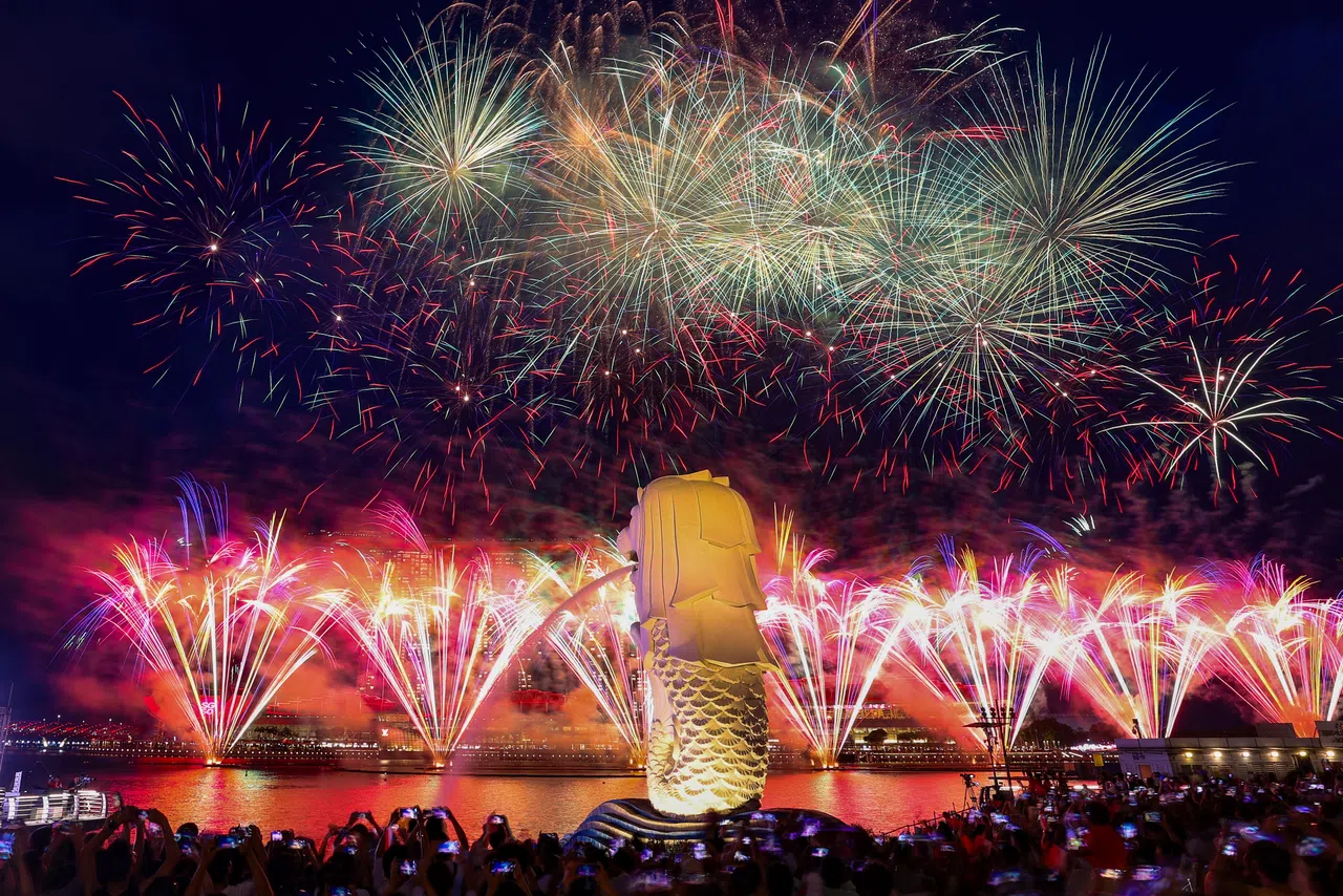 夜色之下，璀璨烟花在空中绽放，为滨海湾一带披上华丽光彩。（陈心媛摄）