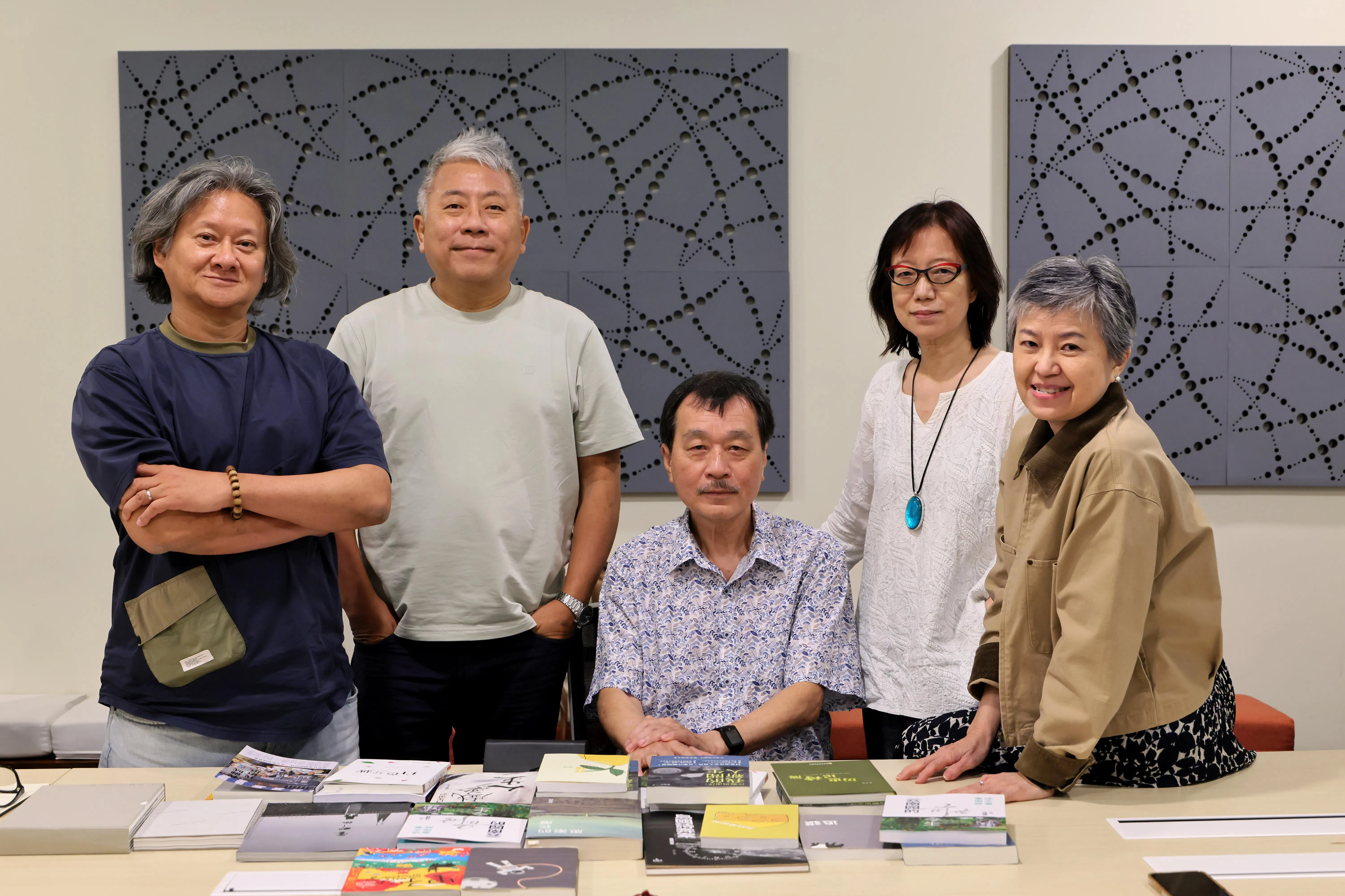本届书选评委刘夏宗（左起）、陈耀福、希尼尔、余云和流苏。（龙国雄摄）
