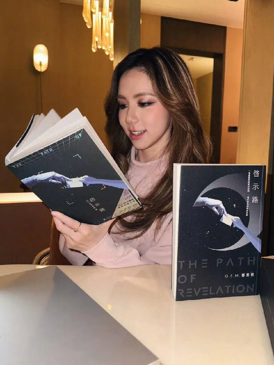 邓紫棋的《启示录》于2025年6月正式出版。她在微博上表示“圆了自己童年的作家梦”。（取自邓紫棋微博）