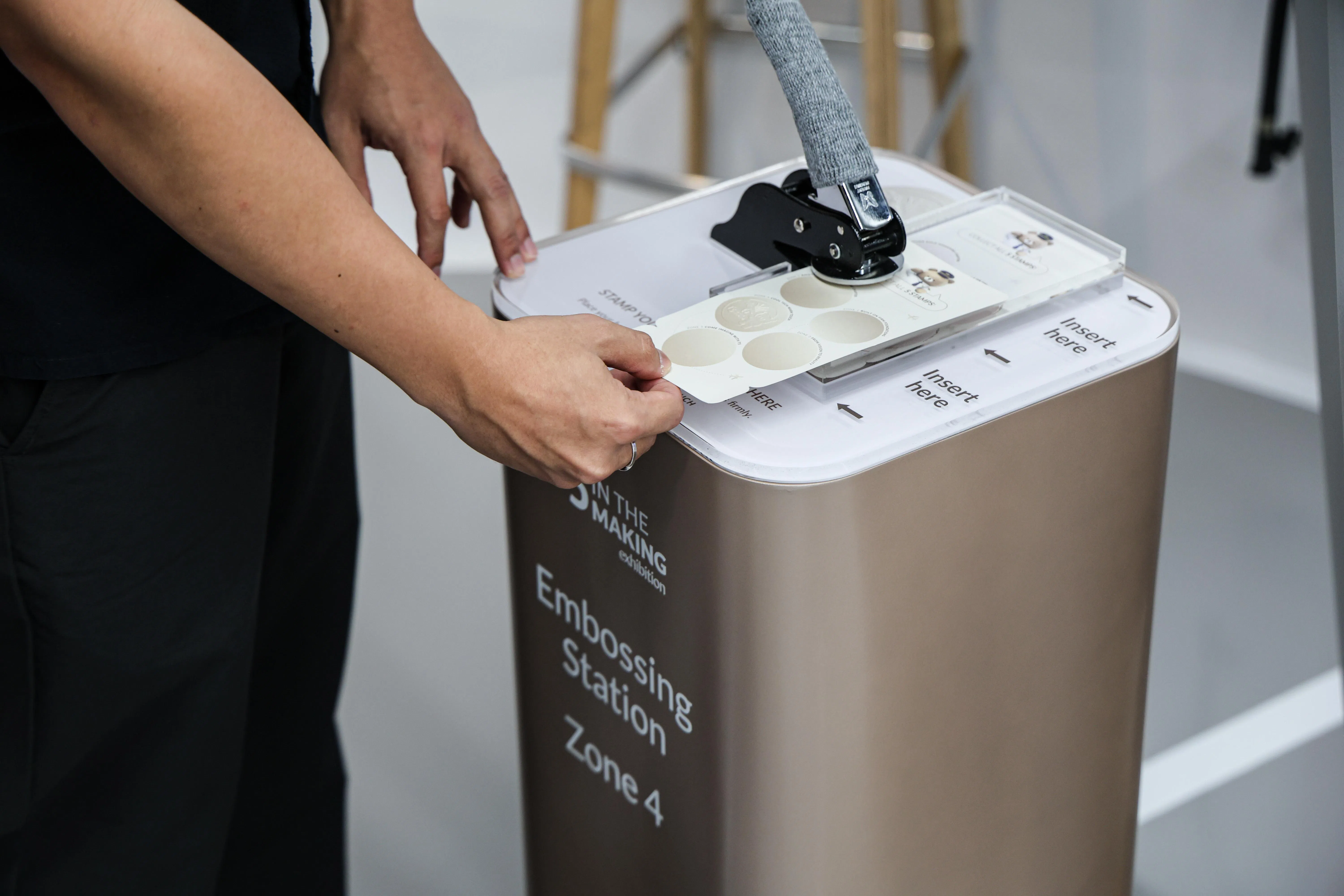 公众进入展区前，可打印专属“登机证”。整个展览分五个主题区，公众每到一个展区都可为“登机证”盖章，留作纪念。（关俊威摄）