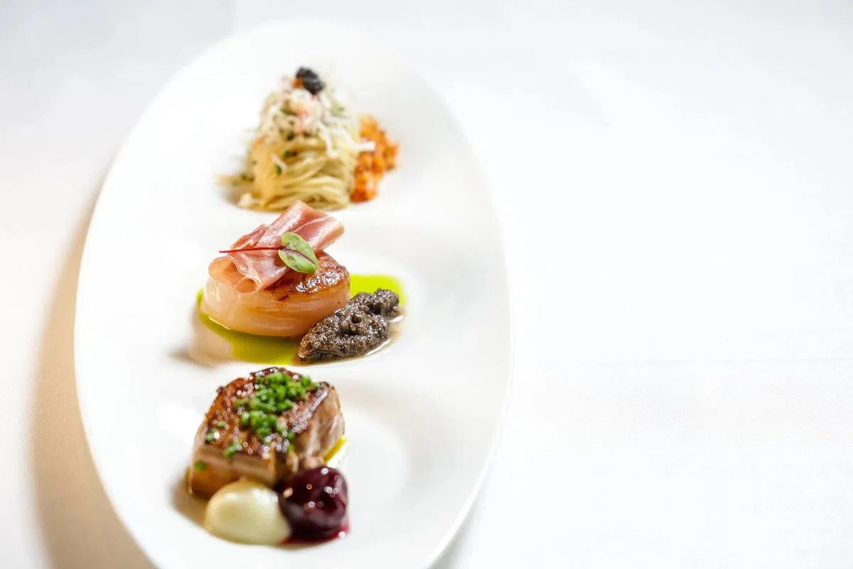 Gordon Grill的三合一前菜，食客可自选前菜组合如鹅肝、带子和鱼子酱意面。（叶振忠摄）