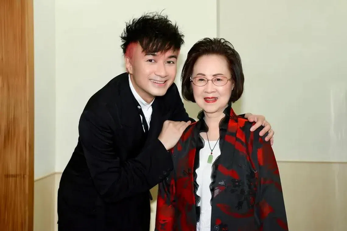 琼瑶最后一次公开露面是在2023年8月的60周年演唱会上，当时她和古巨基一同在媒体前亮相。（互联网）