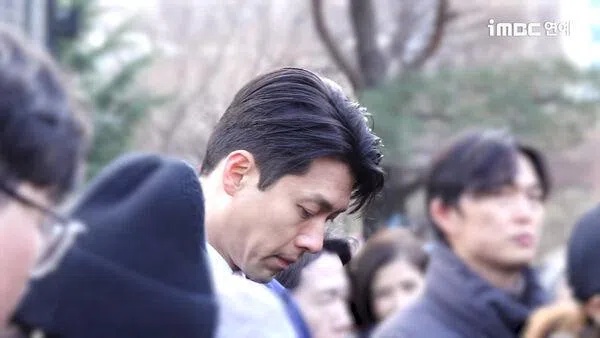 韩国大咖艺人齐聚，悲戚送别安圣基。（互联网）