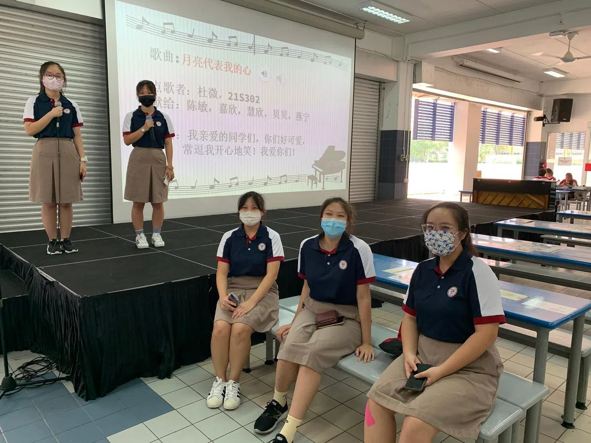 高一学生点播华语流行歌曲歌给朋友传达心意。（淡滨尼美廉初院提供）