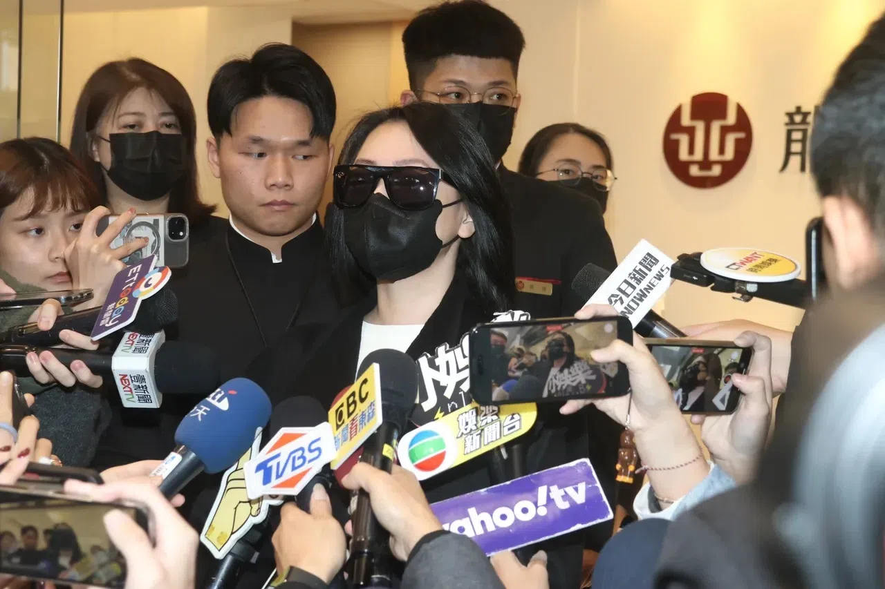 小S在4日傍晚离开灵堂时，接受媒体访问。（互联网）