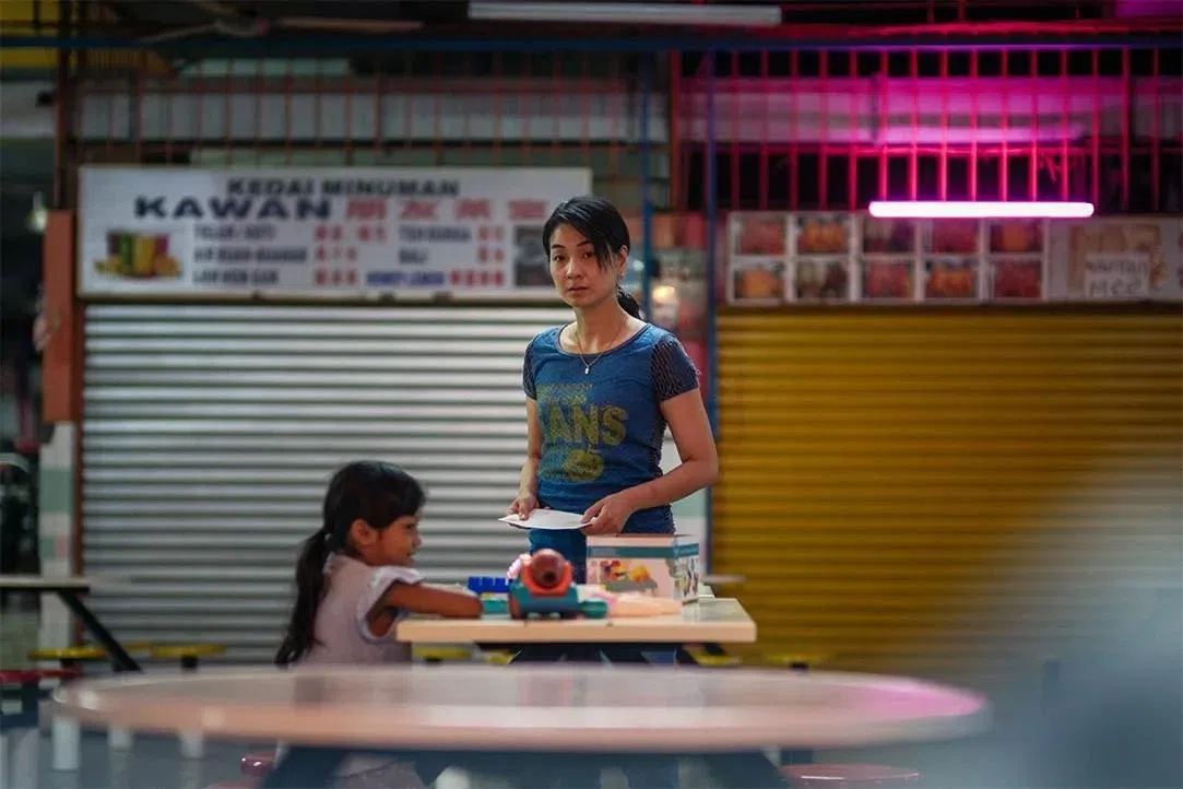 陈雪甄（右）欣赏马国女人的乐天与乐观。（互联网）