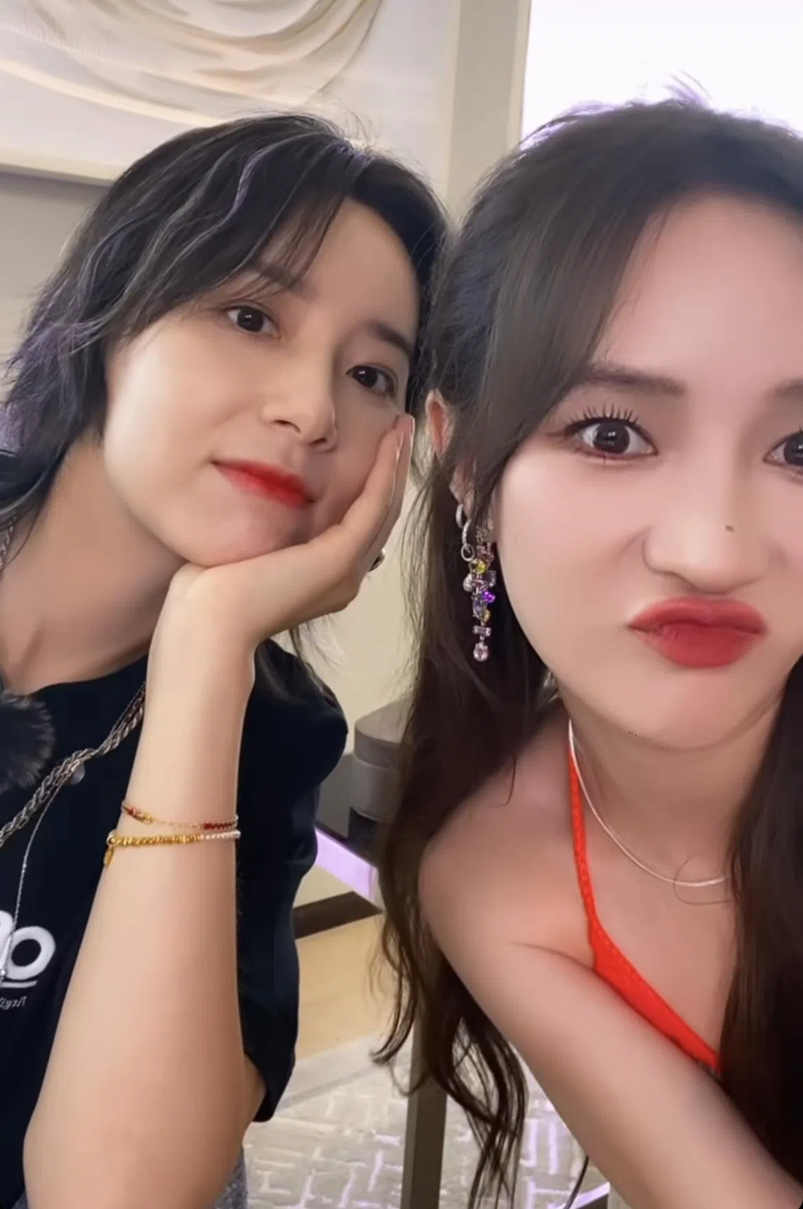 孟佳（右）抵达新加坡之后，在IG限时动态分享与李斯丹妮的合影。（取自艺人IG）