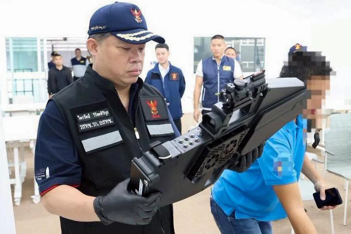 泰国警察、中央调查局及国家广播电信委员会查获的无人机设备相信是从新加坡进口。（泰国国家广播电信委员会）