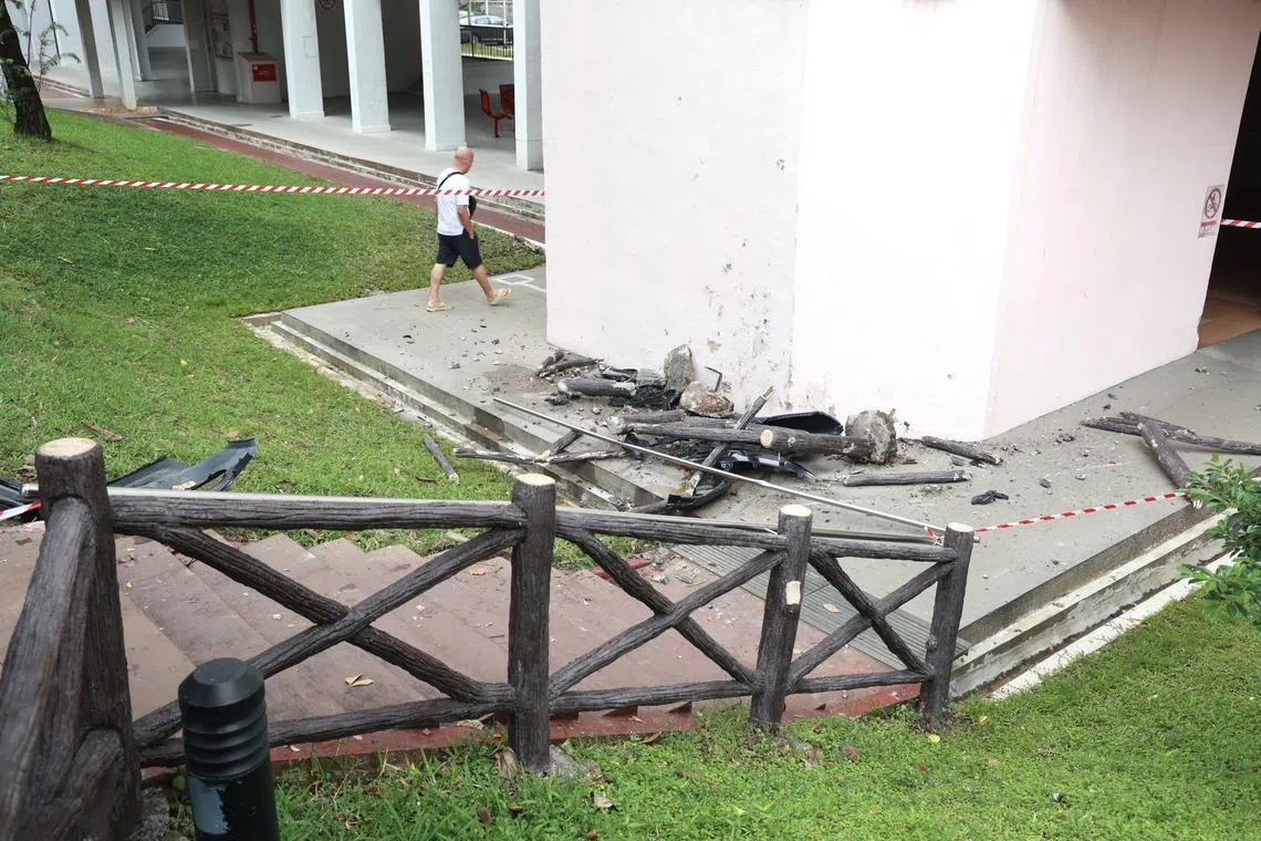 被撞毁的楼梯木扶手与掉落的汽车零件仍留在事发地点。（潘丰源摄）