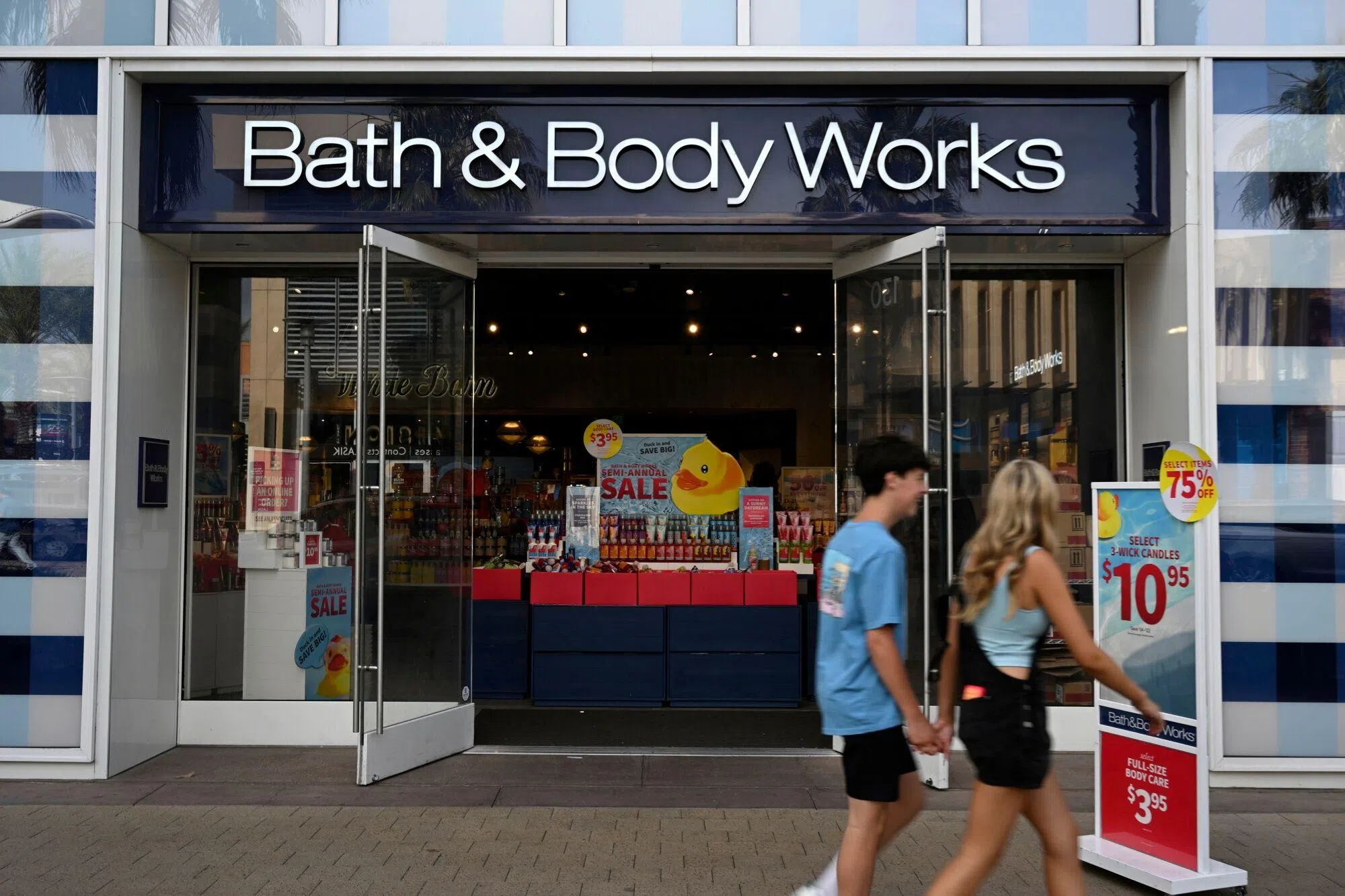 Bath & Body Works隔夜发布的季度业绩虽然比预期好，但是因为它对接下来的业绩做出了令人失望的预测，所以集团股价在隔夜显著下挫。（彭博社）