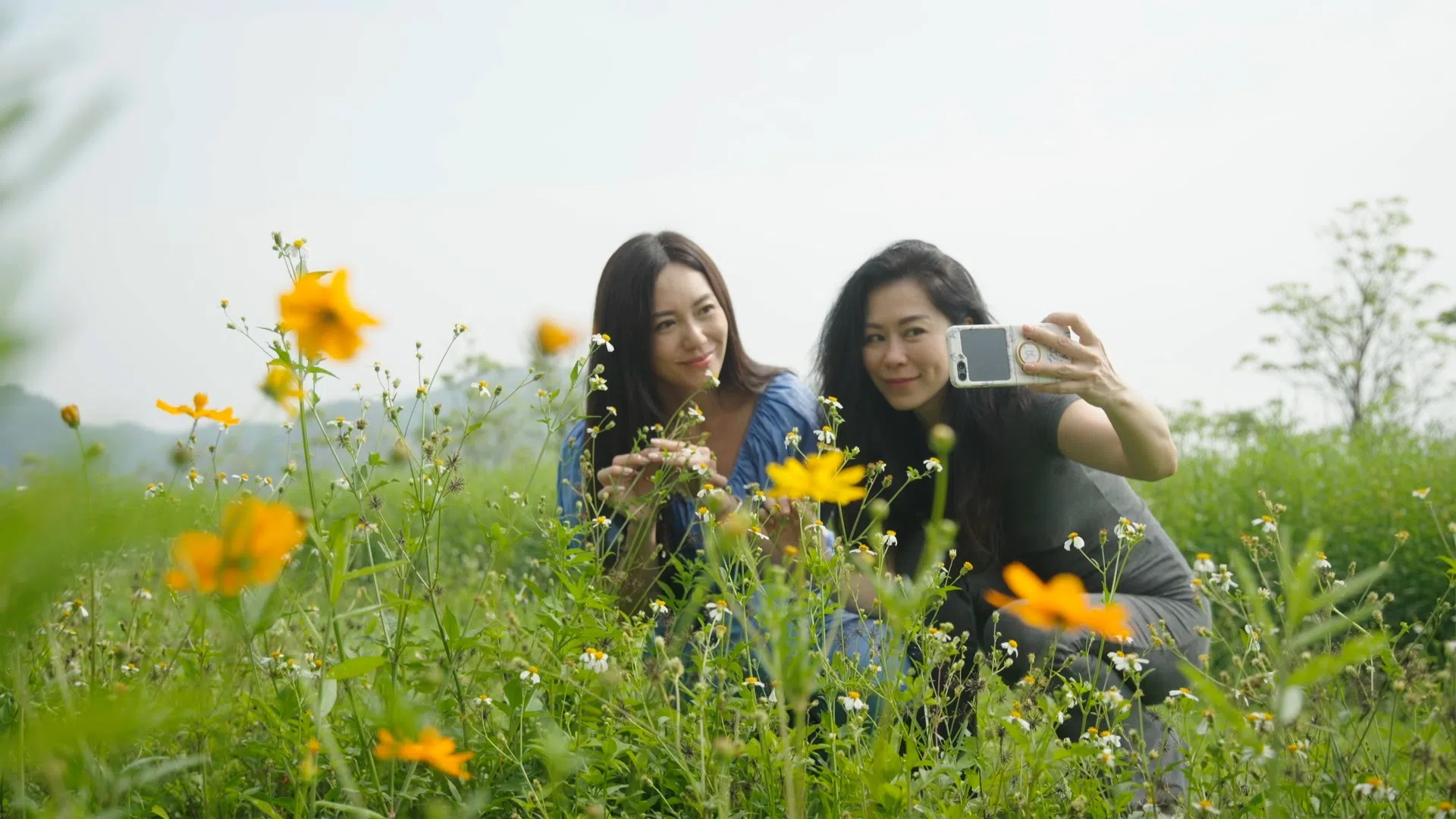 郭妃丽（左）和谢韵仪个性虽然不同，旅途中却配合无间。（3角60度制作公司提供）