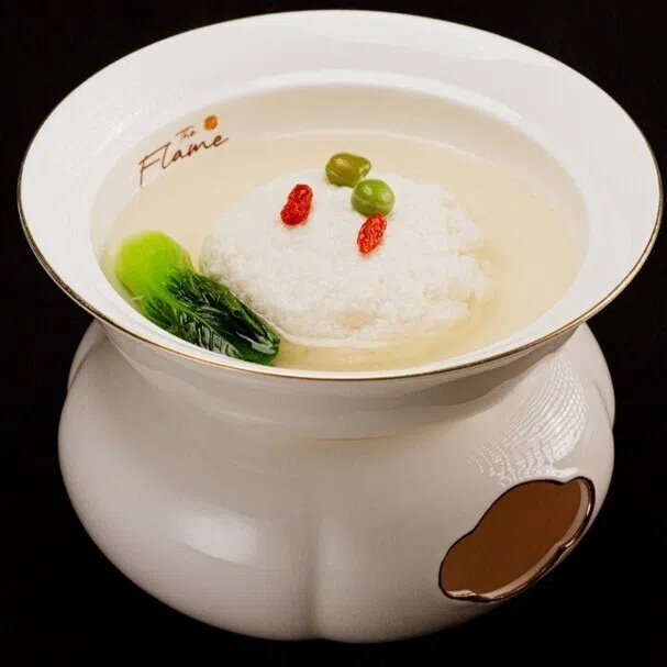 国宴鸡豆花国的鸡肉处理得细腻如豆花。（餐馆提供）