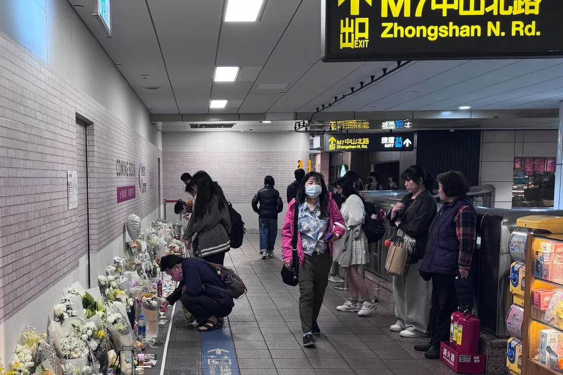 台北市上星期五（12月19日）发生随机持刀攻击事件造成四死11伤，捷运台北车站M7出口案发现场堆满悼念鲜花。（缪宗翰摄）