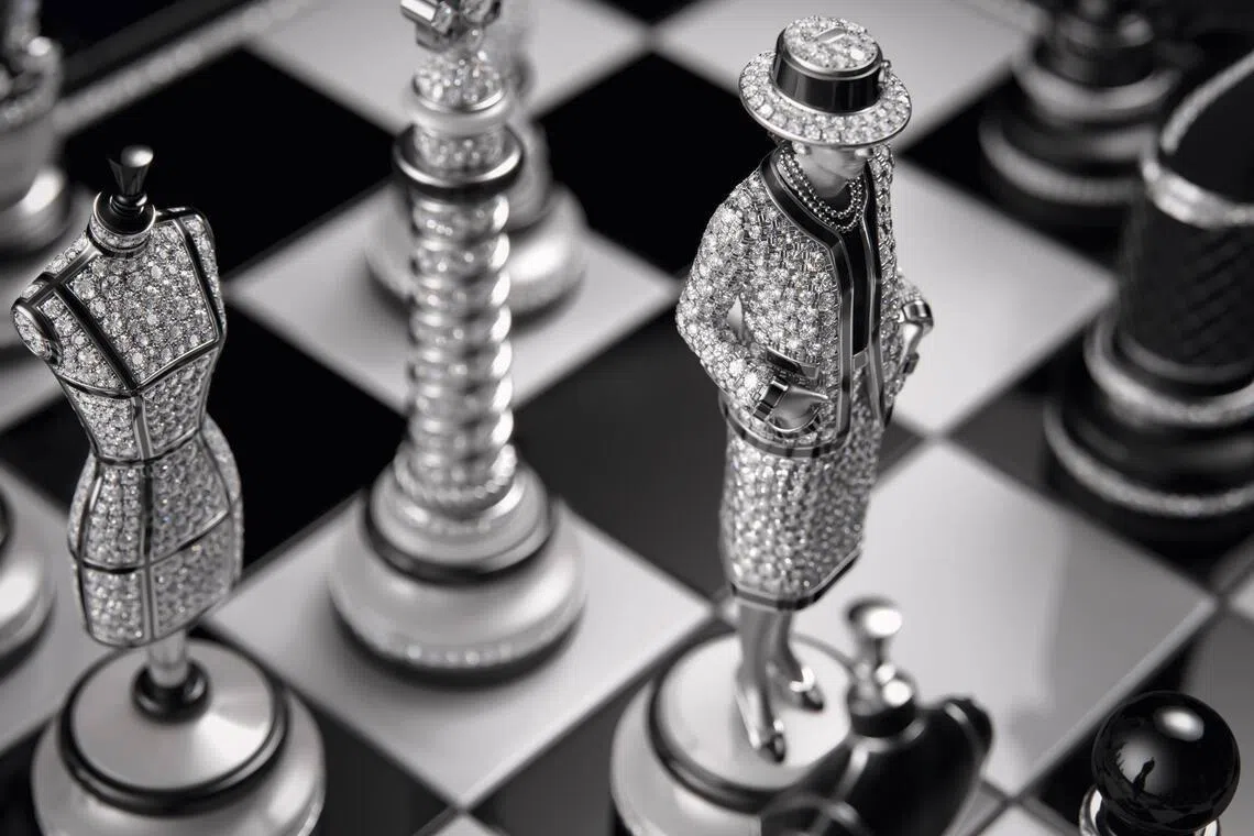香奈儿象棋钟并非单纯把钟表功能嵌入摆件，而是把整副棋盘提升为完整的高级珠宝时计作品。（香奈儿提供）
