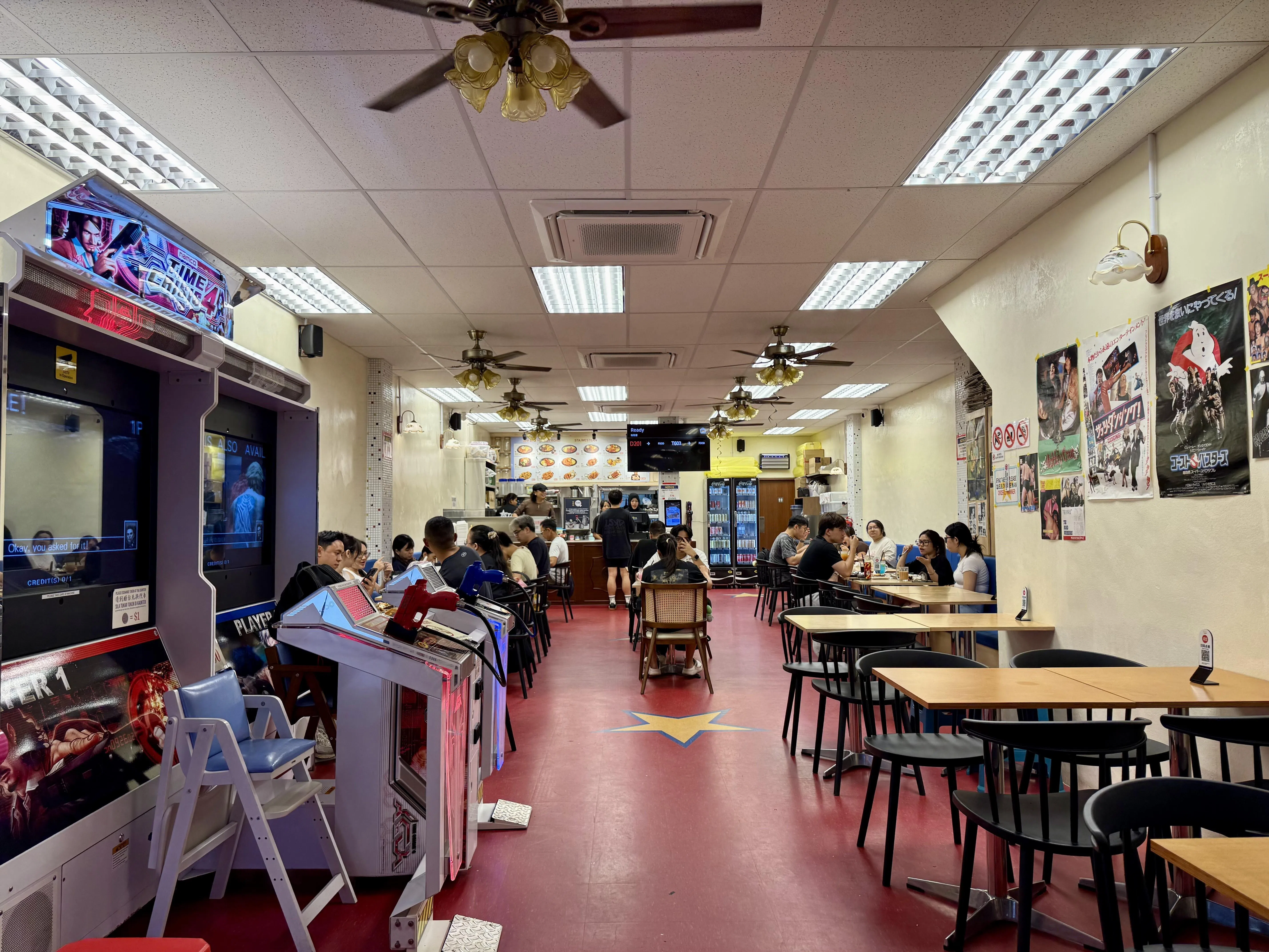 Sta Western主打怀旧本地式西餐，餐馆内还摆放了数台投币式复古街机电玩。（叶晓虹摄）