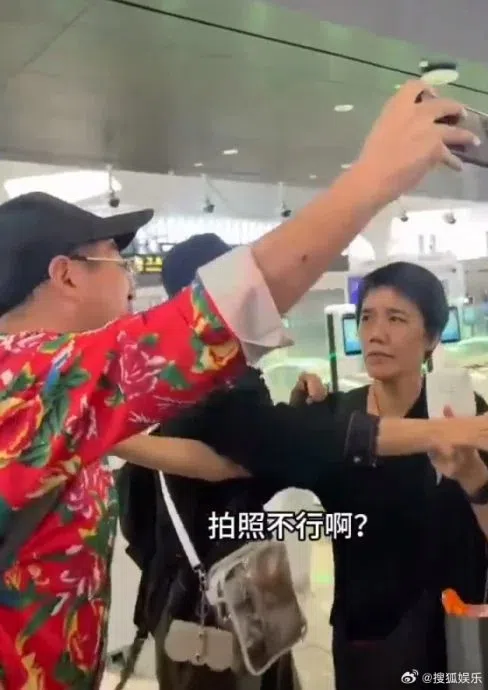 有位男子突然挤近叶童身边、举着手机就要求合照，被拒绝后暴怒。（互联网）