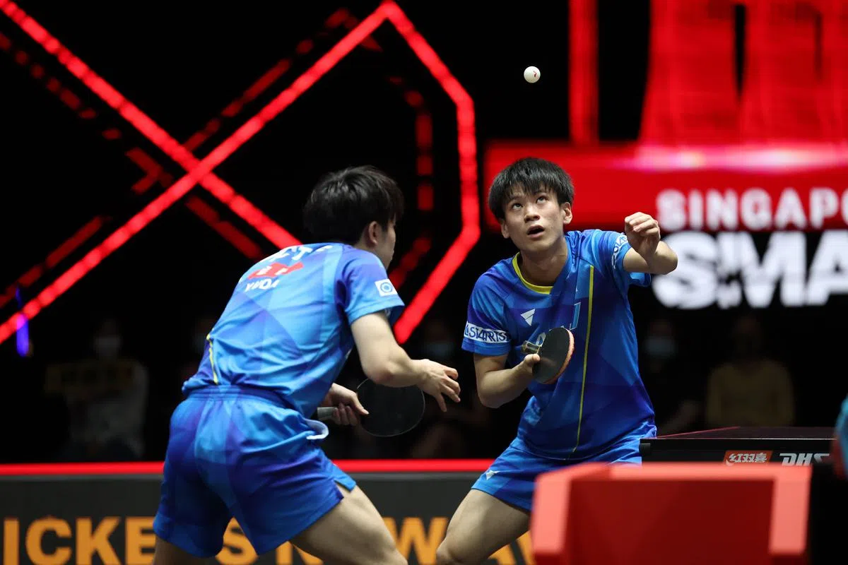 日本组合宇田幸矢／户上隼辅在男双决赛不敌中国组合樊振东／王楚钦，屈居亚军。这场比赛他们不像中国组合那样有教练指导，他们是彼此的老师与队友。宇田幸矢在男单半决赛迎战樊振东时，户上隼辅（右）就是他的场边指导。（谢智扬摄）