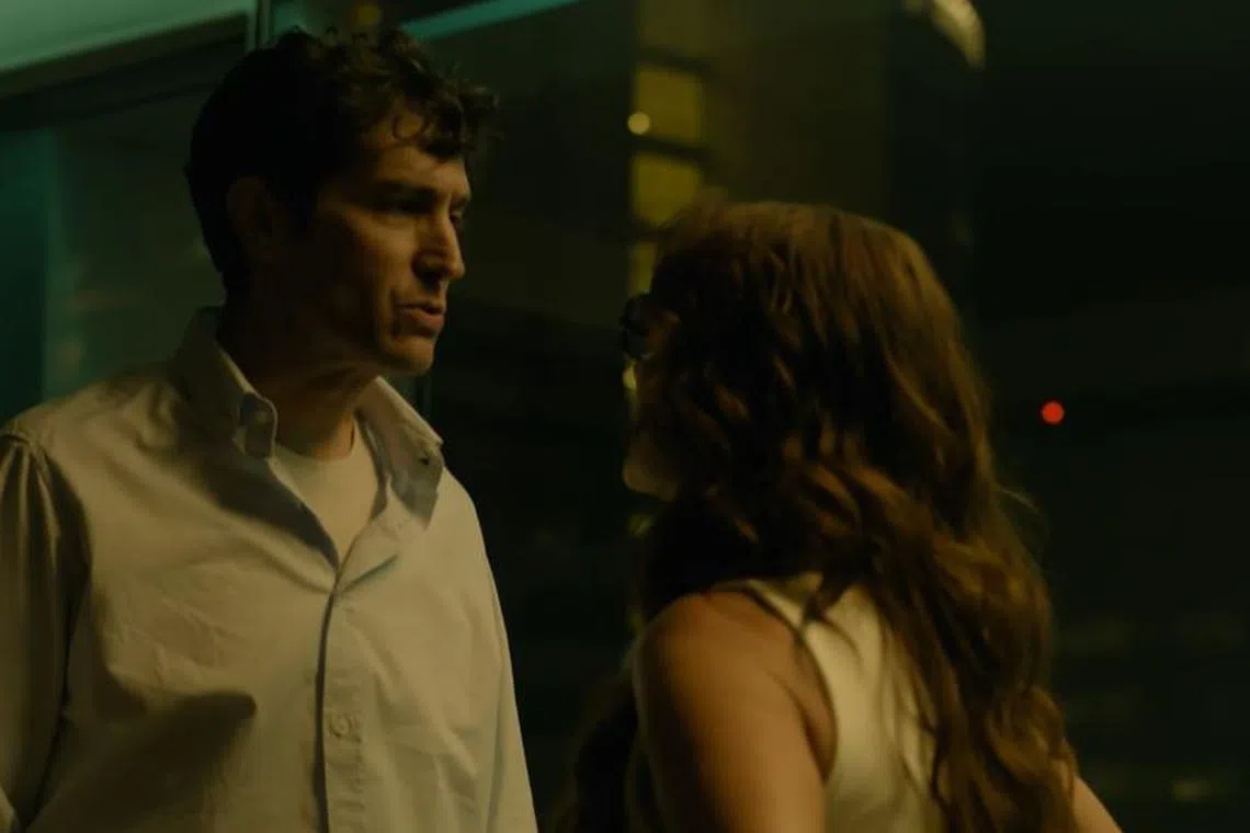 在1966年是时代宠儿的埃克托（左），无法在新时代中找到存在的支点。（视频截图／Netflix）