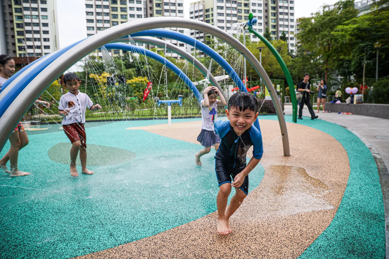新的万国广场水上主题公园星期天开幕，不少儿童到那里开心玩乐。（关俊威摄）