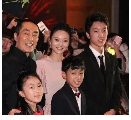 中国名导张艺谋（左）娶了小31岁的陈婷后，生下两儿一女。（互联网）