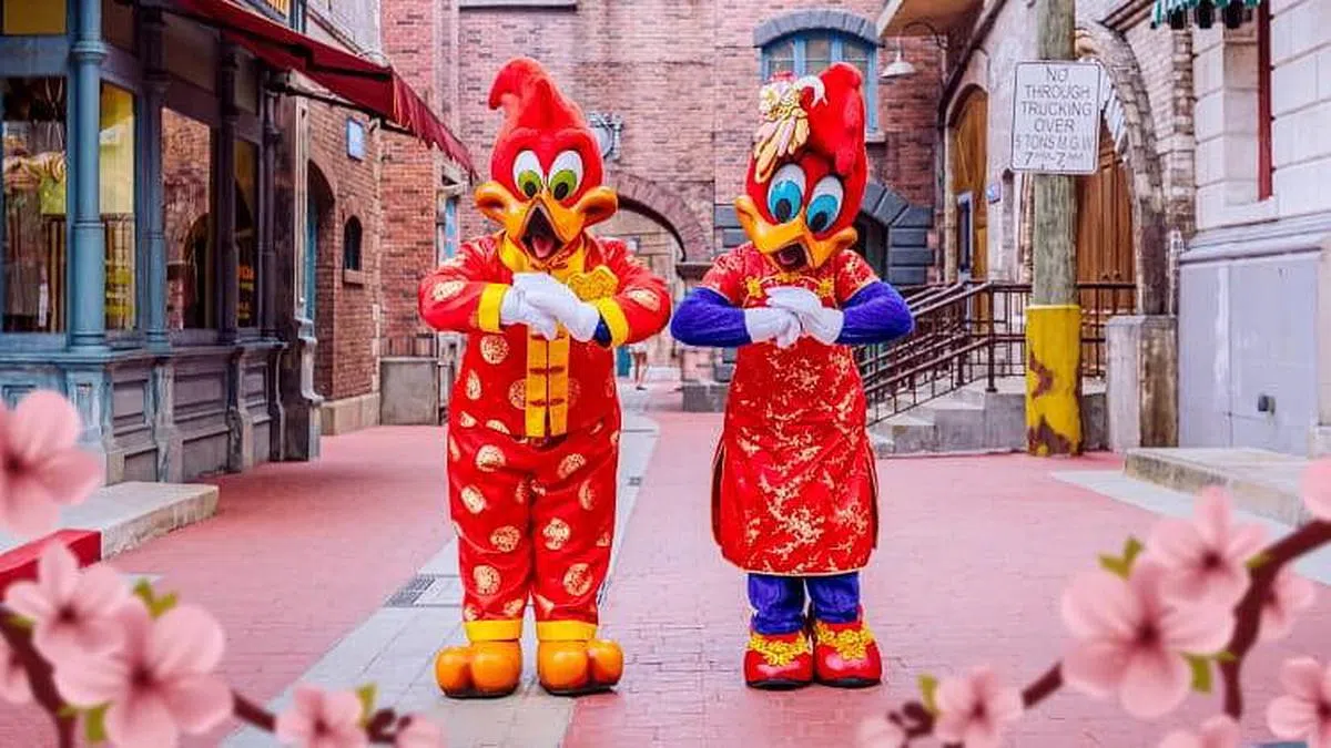 环球影城园区内的角色换上喜气的造型迎接农历新年。（取自圣淘沙名胜世界官网）