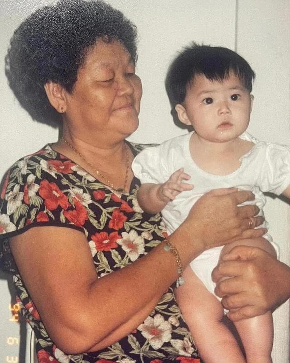 小时候的黄思恬与阿嬷。（网络）